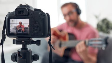 İnternet vlog web sitesi dersleri için video dersleri ve dersler hazırlayan gitarist.