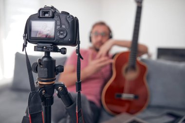 İnternet vlog web sitesi dersleri için video dersleri ve dersler hazırlayan gitarist.