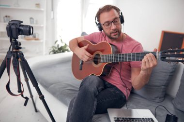 İnternet vlog web sitesi dersleri için video dersleri ve dersler hazırlayan gitarist.