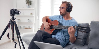 İnternet vlog web sitesi dersleri için video dersleri ve dersler hazırlayan gitarist.