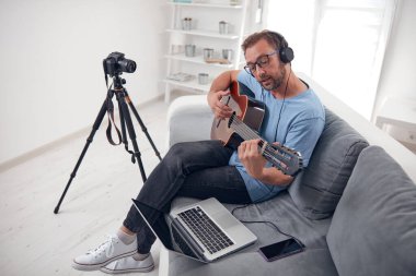 İnternet vlog web sitesi dersleri için video dersleri ve dersler hazırlayan gitarist.