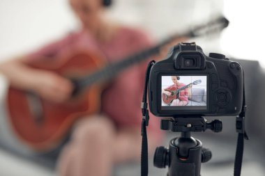 İnternet vlog web sitesi dersleri için video dersleri ve dersler hazırlayan gitarist.