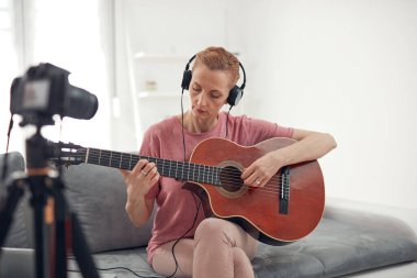İnternet vlog web sitesi dersleri için video dersleri ve dersler hazırlayan gitarist.