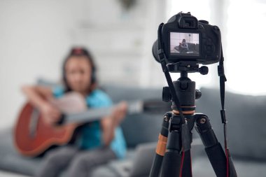 İnternet vlog web sitesi dersleri için video dersleri ve özel ders hazırlayan çocuk gitarist.