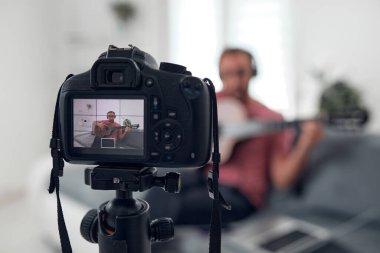 İnternet vlog web sitesi dersleri için video dersleri ve dersler hazırlayan gitarist.