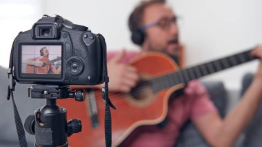 İnternet vlog web sitesi dersleri için video dersleri ve dersler hazırlayan gitarist.