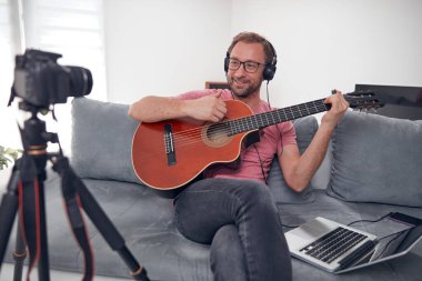 İnternet vlog web sitesi dersleri için video dersleri ve dersler hazırlayan gitarist.