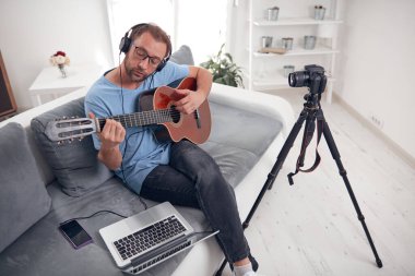 İnternet vlog web sitesi dersleri için video dersleri ve dersler hazırlayan gitarist.