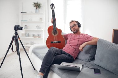 İnternet vlog web sitesi dersleri için video dersleri ve dersler hazırlayan gitarist.