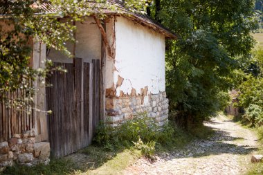 Geleneksel bir şekilde inşa edilmiş eski çamurdan ev.