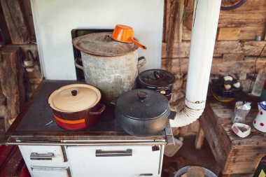 Eski usul yemek pişirmek için kullanılan tencereli eski bir soba..