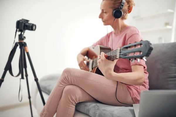 Guitarrista Haciendo Video Lecciones Tutoriales Para Internet Vlog Sitio Web —  Fotos de Stock