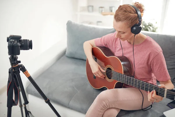 Guitarrista Fazendo Aulas Vídeo Tutoriais Para Aulas Internet Vlog Site — Fotografia de Stock