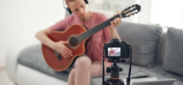 Guitarrista Haciendo Video Lecciones Tutoriales Para Internet Vlog Sitio Web —  Fotos de Stock