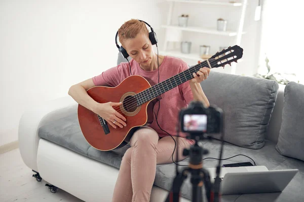 Guitarrista Haciendo Video Lecciones Tutoriales Para Internet Vlog Sitio Web —  Fotos de Stock