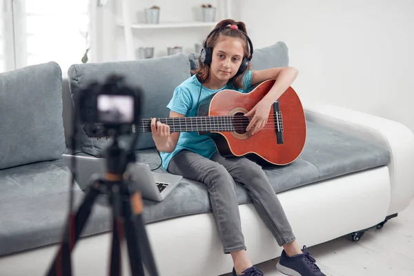 Criança Guitarrista Fazendo Aulas Vídeo Tutoriais Para Aulas Internet Vlog — Fotografia de Stock