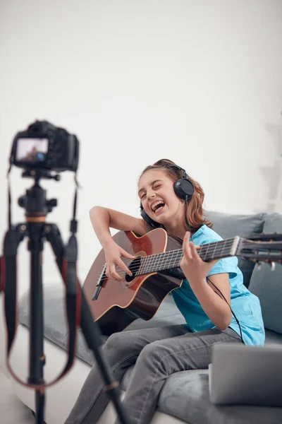 Guitarrista Infantil Haciendo Video Lecciones Tutoriales Para Internet Vlog Sitio —  Fotos de Stock