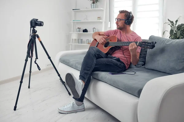 Гітарист Робить Відео Уроки Навчальні Посібники Веб Сайтів Відеоблозі — стокове фото