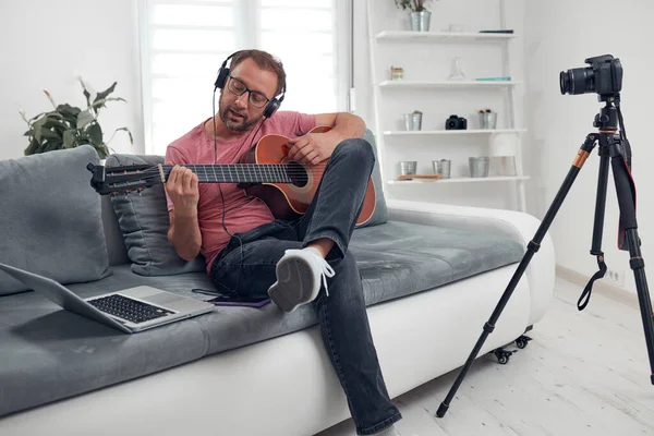 Guitarrista Haciendo Video Lecciones Tutoriales Para Internet Vlog Sitio Web —  Fotos de Stock