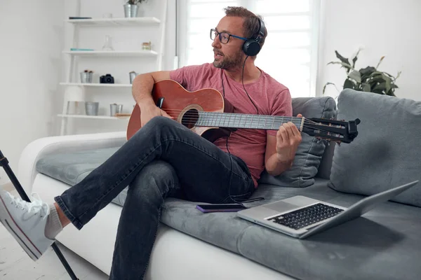 Guitarrista Haciendo Video Lecciones Tutoriales Para Internet Vlog Sitio Web —  Fotos de Stock