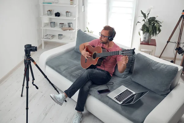 Guitarrista Haciendo Video Lecciones Tutoriales Para Internet Vlog Sitio Web — Foto de Stock