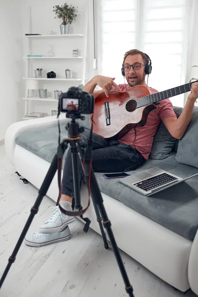 Guitarrista Haciendo Video Lecciones Tutoriales Para Internet Vlog Sitio Web — Foto de Stock