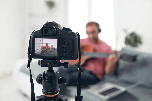 Guitarrista Haciendo Video Lecciones Tutoriales Para Internet Vlog Sitio Web —  Fotos de Stock