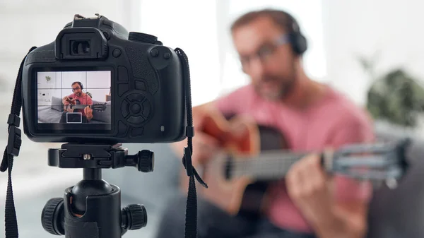 Guitarrista Haciendo Video Lecciones Tutoriales Para Internet Vlog Sitio Web —  Fotos de Stock