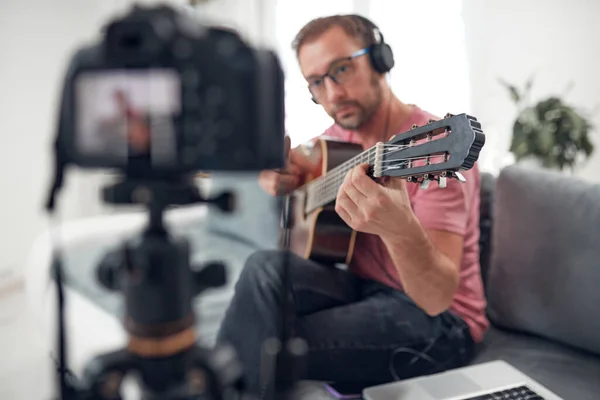 Guitarrista Fazendo Aulas Vídeo Tutoriais Para Aulas Internet Vlog Site — Fotografia de Stock