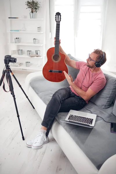 Guitarrista Haciendo Video Lecciones Tutoriales Para Internet Vlog Sitio Web —  Fotos de Stock