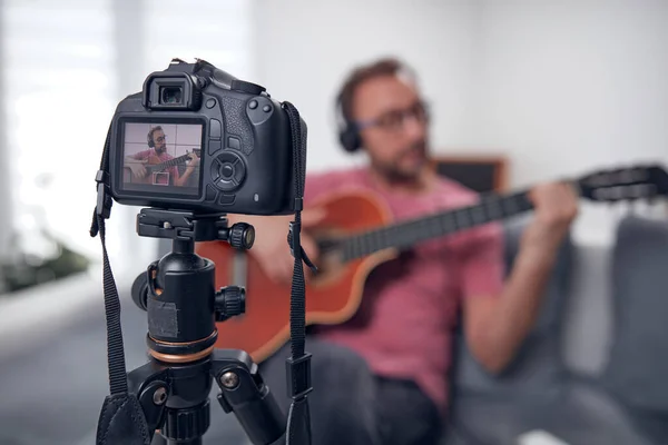 Guitarrista Haciendo Video Lecciones Tutoriales Para Internet Vlog Sitio Web —  Fotos de Stock