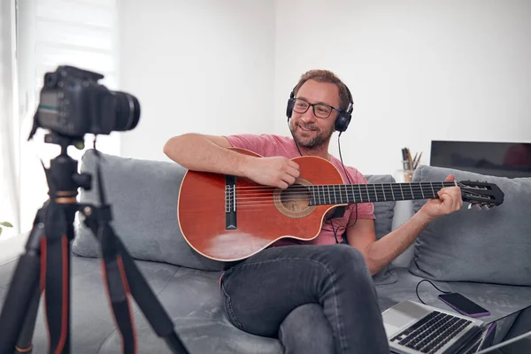 Guitarrista Haciendo Video Lecciones Tutoriales Para Internet Vlog Sitio Web —  Fotos de Stock