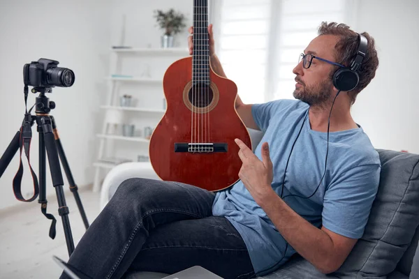 Guitarrista Haciendo Video Lecciones Tutoriales Para Internet Vlog Sitio Web —  Fotos de Stock