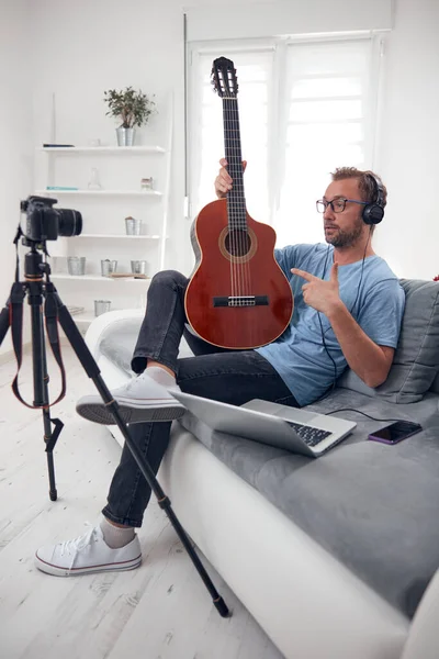 Guitarrista Haciendo Video Lecciones Tutoriales Para Internet Vlog Sitio Web —  Fotos de Stock