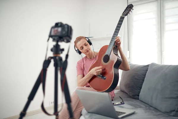 Guitarrista Haciendo Video Lecciones Tutoriales Para Internet Vlog Sitio Web — Foto de Stock