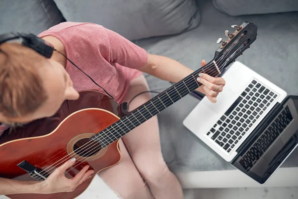 Guitarrista Assistindo Aulas Vídeo Internet Tutoriais Laptop — Fotografia de Stock