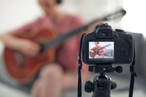 Guitarrista Haciendo Video Lecciones Tutoriales Para Internet Vlog Sitio Web —  Fotos de Stock