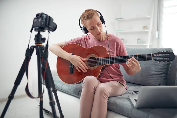 Guitarrista Fazendo Aulas Vídeo Tutoriais Para Aulas Internet Vlog Site — Fotografia de Stock