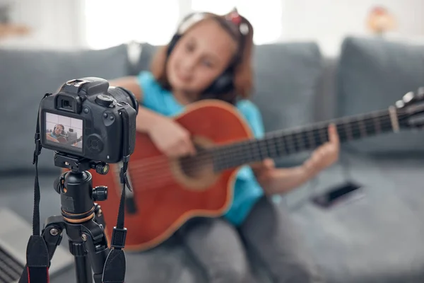 Criança Guitarrista Fazendo Aulas Vídeo Tutoriais Para Aulas Internet Vlog — Fotografia de Stock