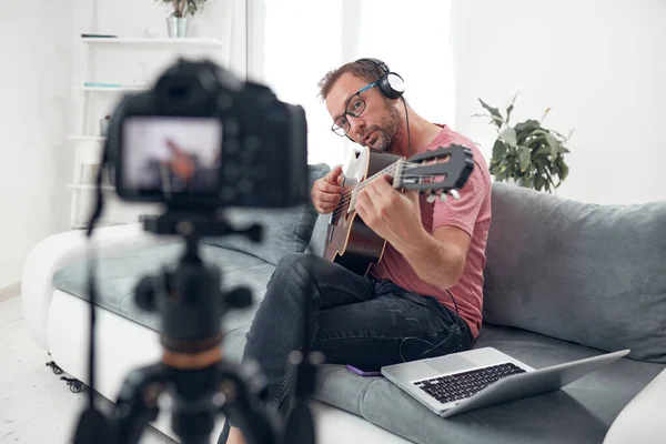 Guitarrista Haciendo Video Lecciones Tutoriales Para Internet Vlog Sitio Web — Foto de Stock