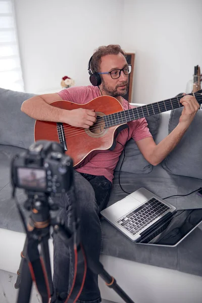 Guitarrista Fazendo Aulas Vídeo Tutoriais Para Aulas Internet Vlog Site — Fotografia de Stock