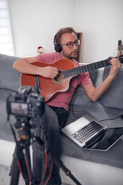 Guitarrista Haciendo Video Lecciones Tutoriales Para Internet Vlog Sitio Web —  Fotos de Stock