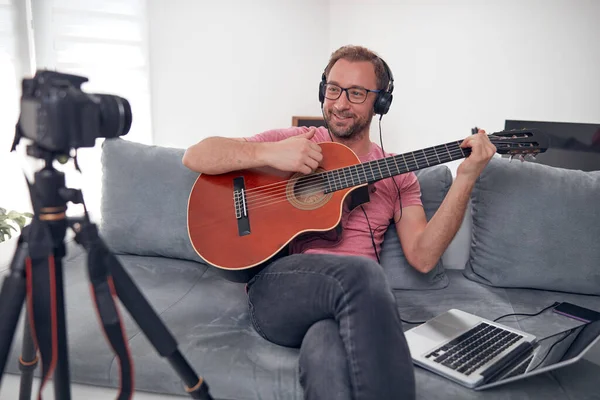 Guitarrista Haciendo Video Lecciones Tutoriales Para Internet Vlog Sitio Web —  Fotos de Stock