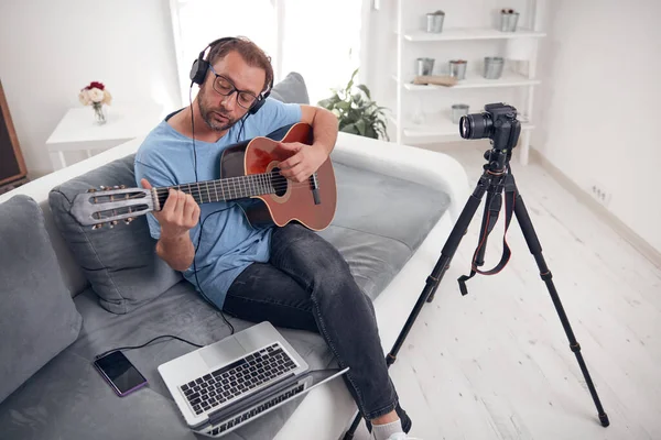 Guitarrista Fazendo Aulas Vídeo Tutoriais Para Aulas Internet Vlog Site — Fotografia de Stock