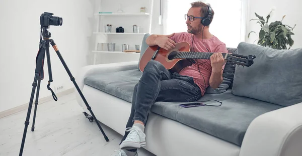 Guitarrista Haciendo Video Lecciones Tutoriales Para Internet Vlog Sitio Web —  Fotos de Stock