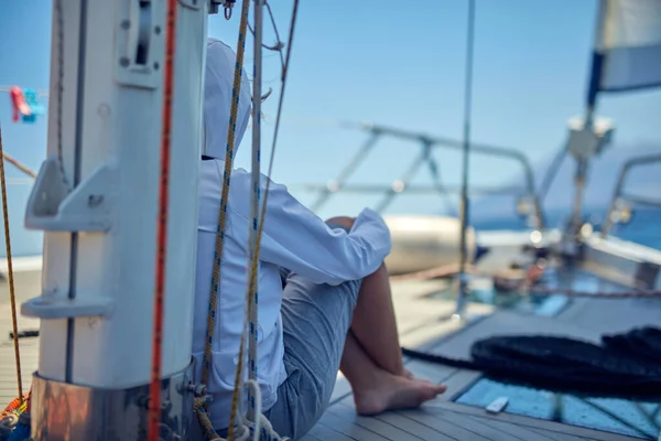 Sommerliche Kreuzfahrt Und Genießen Auf Einem Segelboot Auf Offener See — Stockfoto