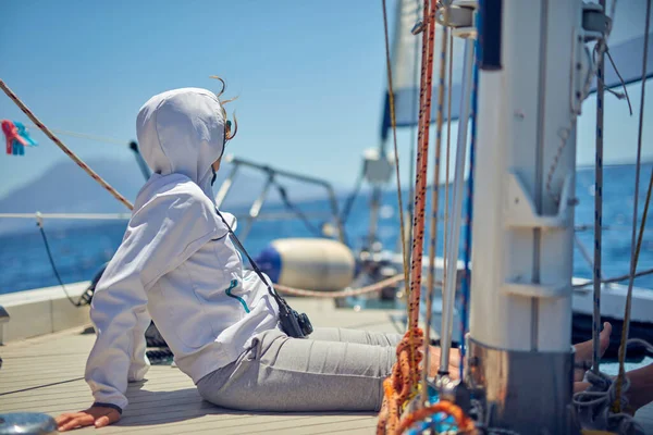 Sommerliche Kreuzfahrt Und Genießen Auf Einem Segelboot Auf Offener See — Stockfoto