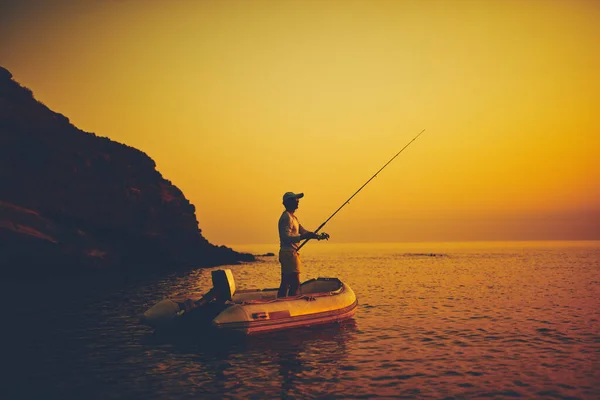 Silhouette Egy Halász Halászat Naplementekor Nyílt Tengeren — Stock Fotó