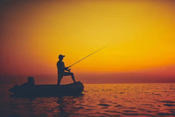 Gün Batımında Açık Denizde Balık Tutan Bir Balıkçının Silueti — Stok fotoğraf