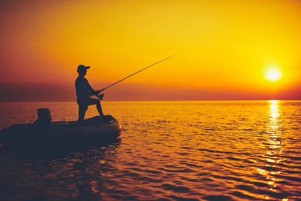 Σιλουέτα Ψαρά Που Ψαρεύει Στο Ηλιοβασίλεμα Στην Ανοιχτή Θάλασσα — Φωτογραφία Αρχείου